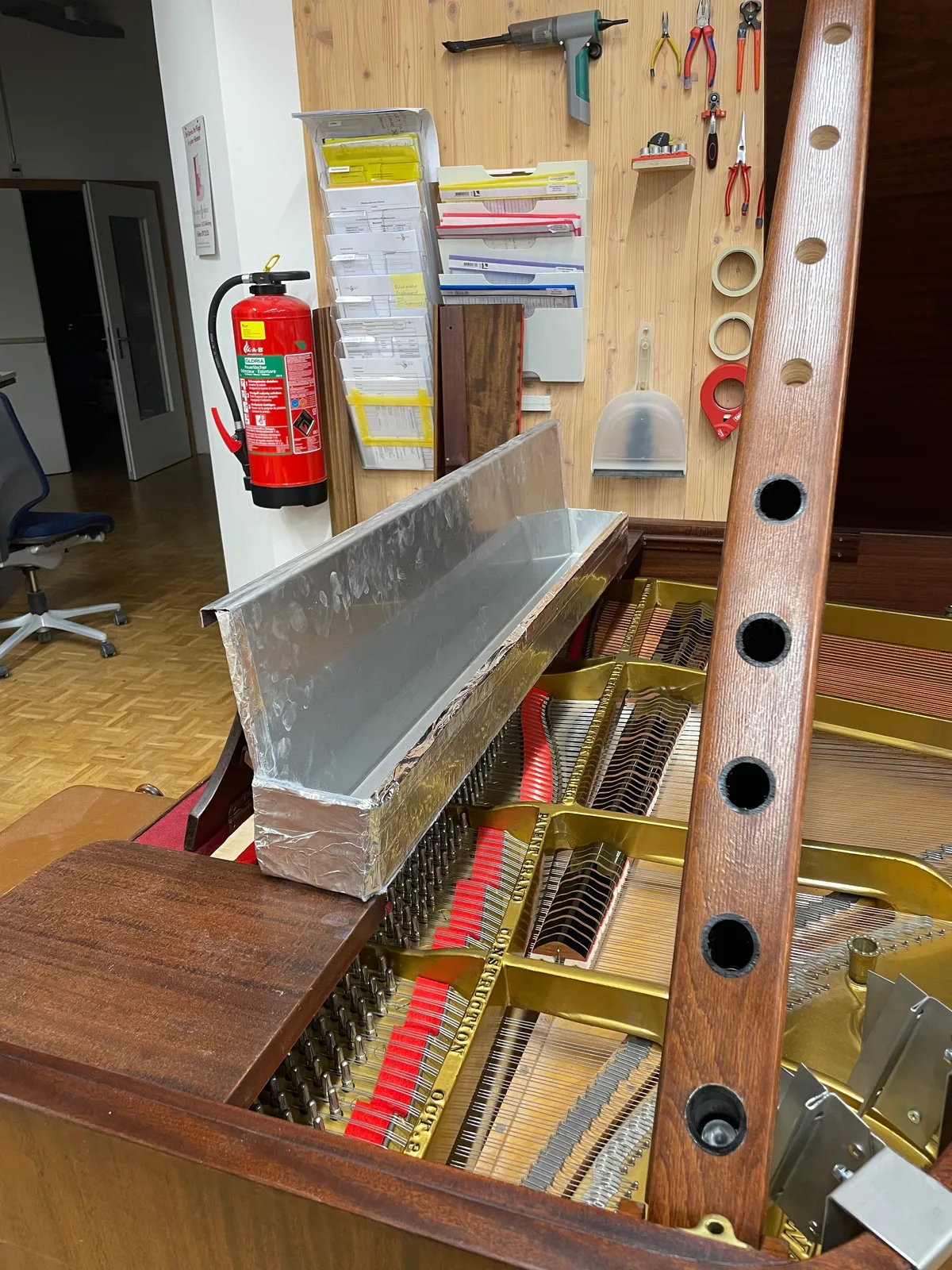 … weshalb gleich eine neue produziert wurde. Ein umgebauter Flügel ist zu sehen. Aus diesem soll später Feuerwerk rausschiessen.
